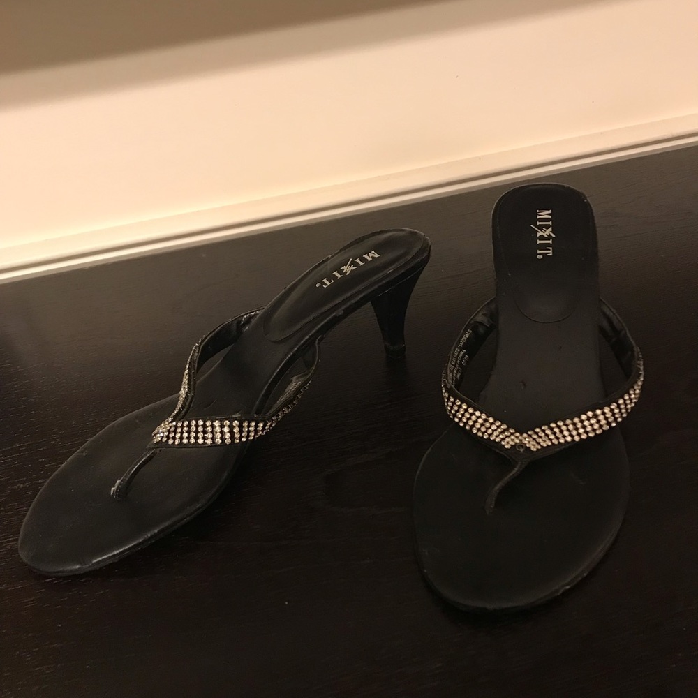 Jewelled heeled sandals! 💍